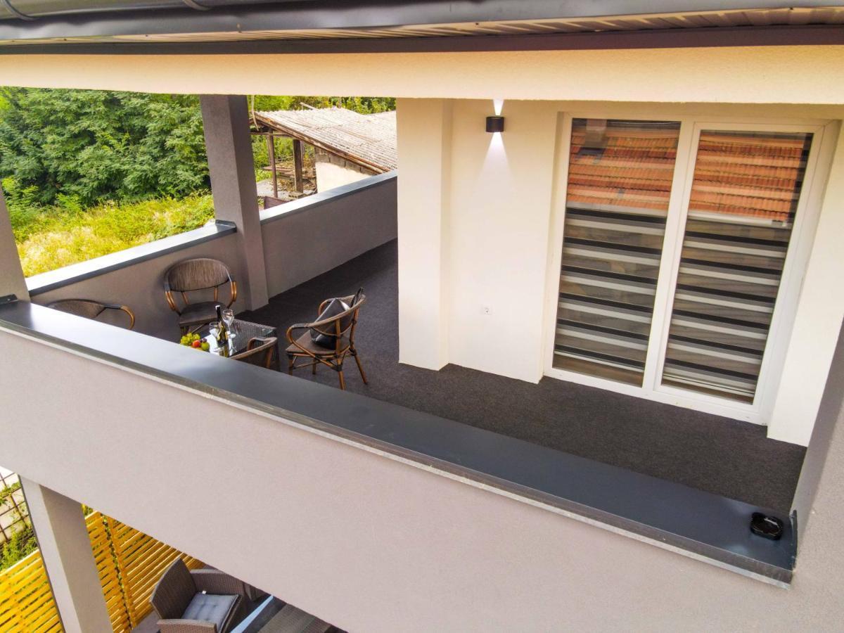 Ammirevole Ravne Apartments Visoko Kültér fotó