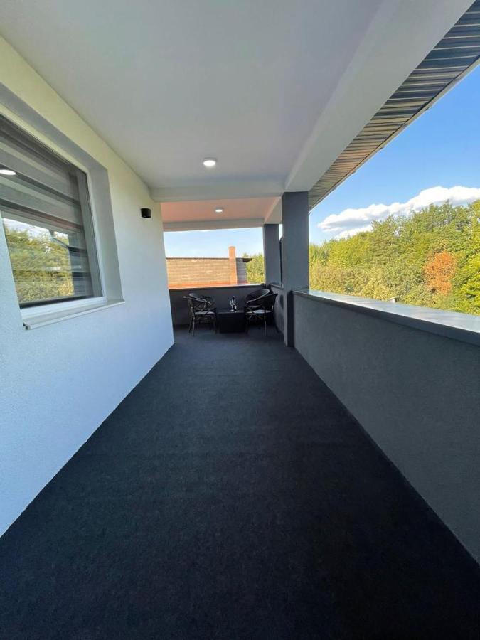 Ammirevole Ravne Apartments Visoko Kültér fotó